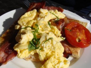point-cafe-bacon-eggs